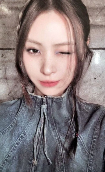 Ryujin ITZY photocard back side - Pre Order Only (Double Sided Photocard)