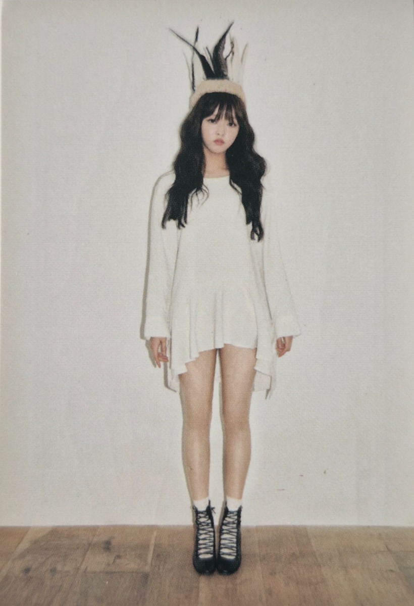 Yooa OH MY GIRL photocard back side - Styling Photocard