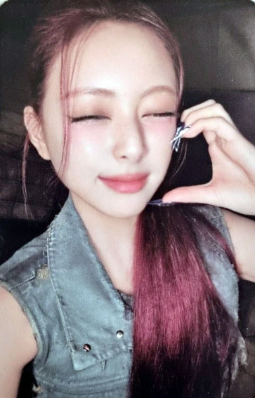 Yuna ITZY photocard back side - Pre Order Only (Double Sided Photocard)