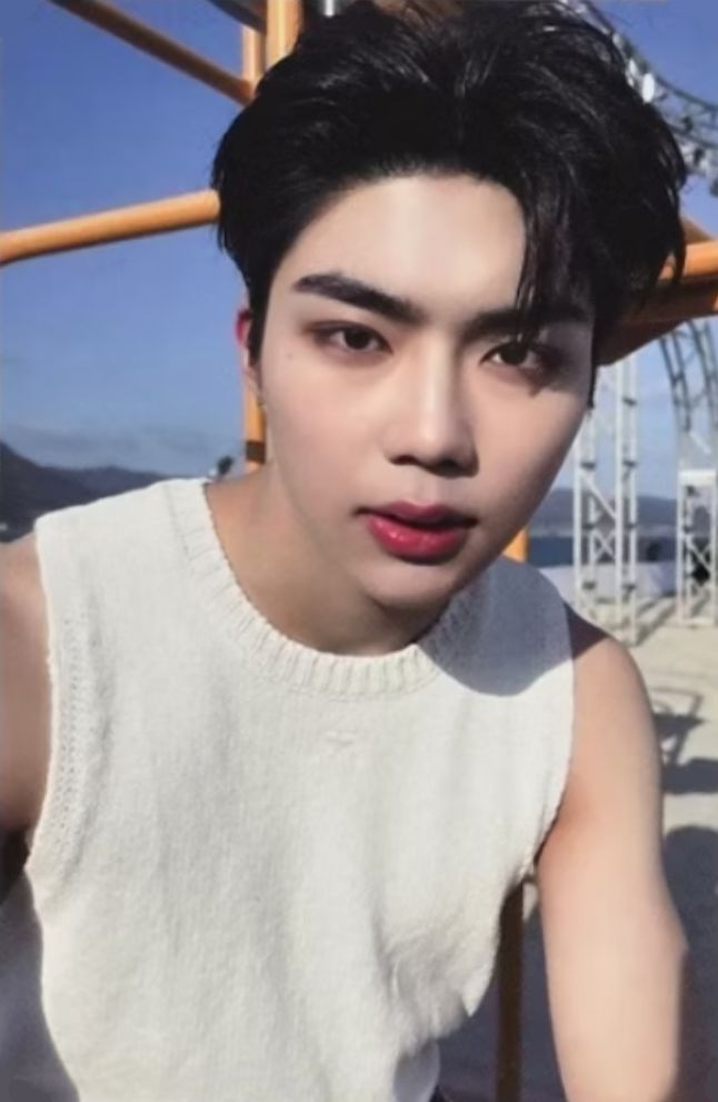 Gunwook ZEROBASEONE photocard back side - Preorder