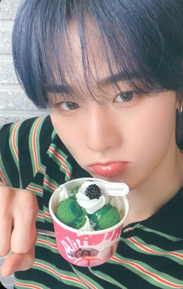 Yunseo EVNNE photocard from Offline