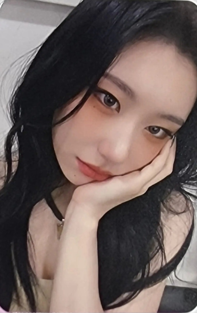 Chaeryeong ITZY photocard from Benefit