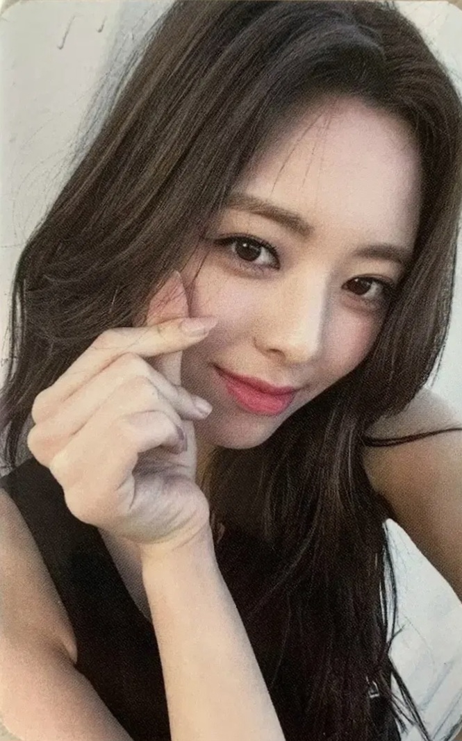 Yuna ITZY photocard from Week 2