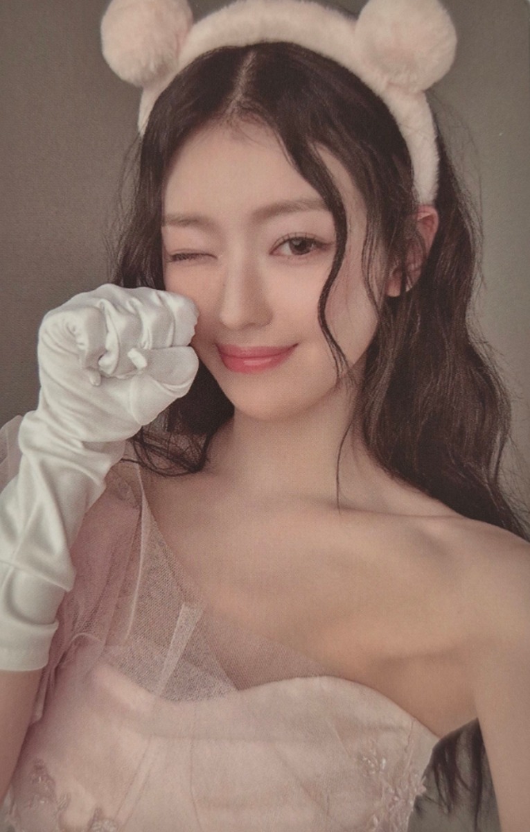 Yooa OH MY GIRL photocard - Dreamy Resonance Photocard