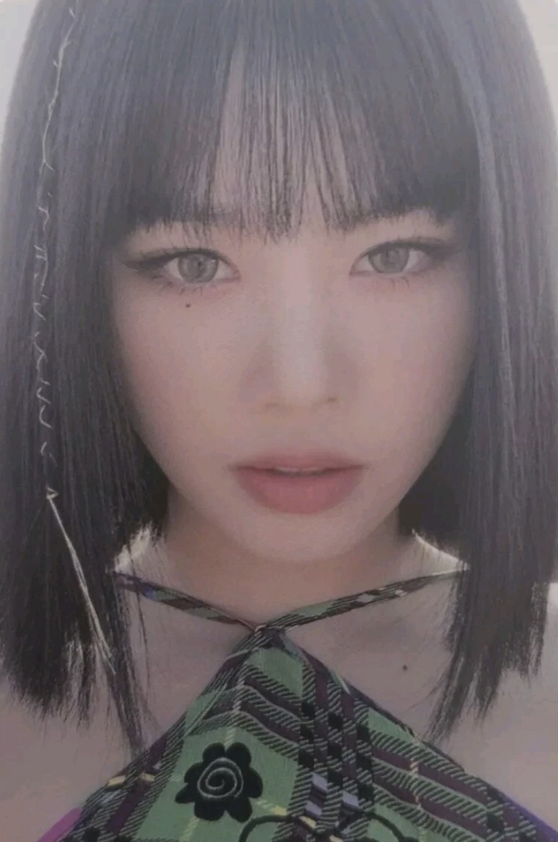 Soojin I-DLE photocard from Benefit