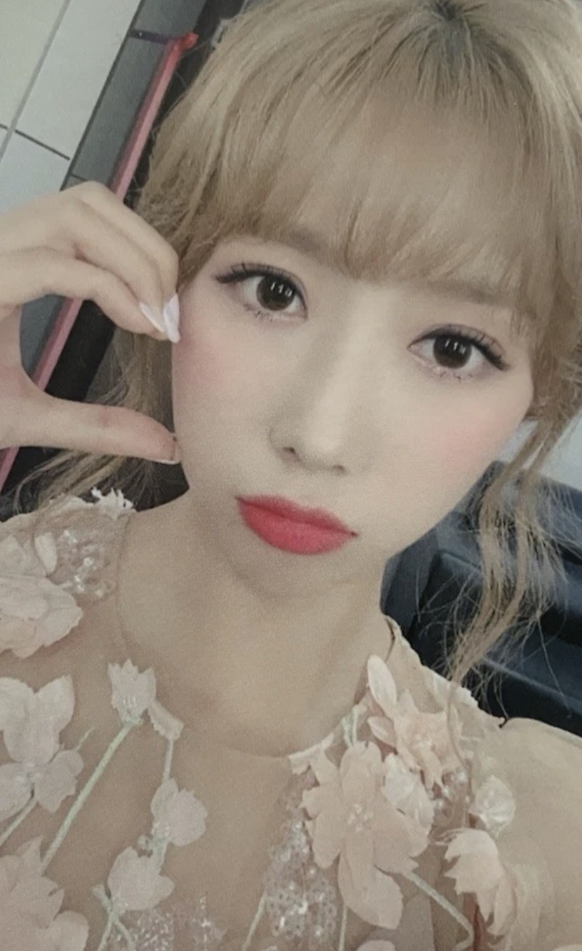 Handong Dreamcatcher photocard from Preorder Benefit