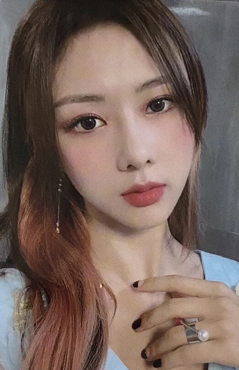 Yoohyeon Dreamcatcher photocard from Preorder Benefit