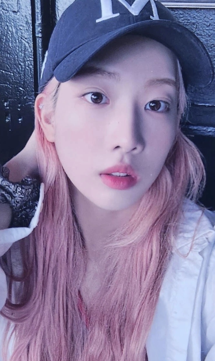 Kim Lip LOONA photocard from Trading Cards