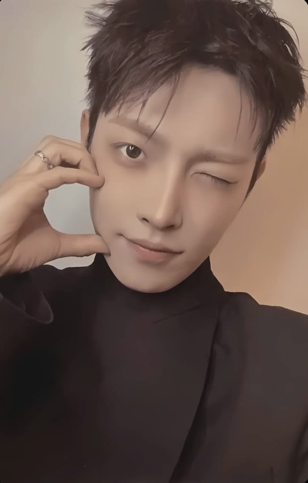 Hongjoong ATEEZ photocard from Photocard A
