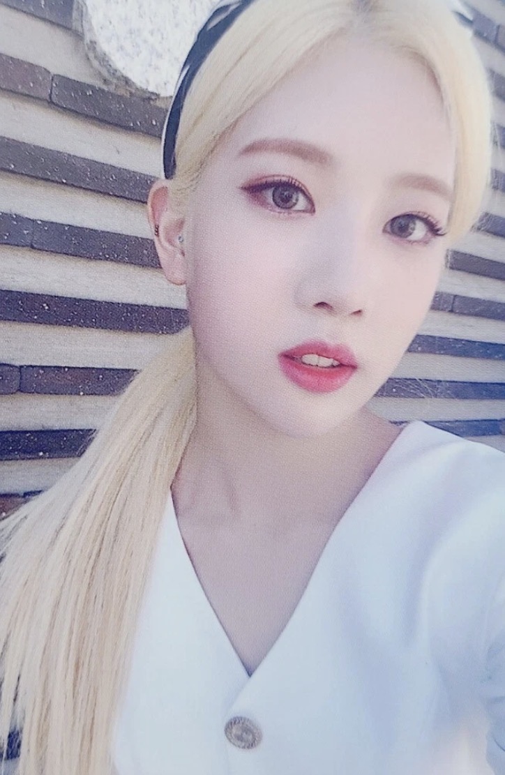 Kim Lip LOONA photocard - 12:00 Photocard