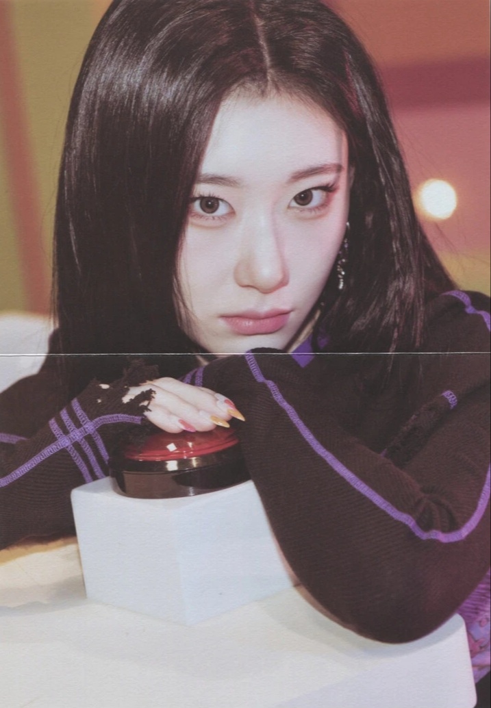 Chaeryeong ITZY photocard from Mini Poster