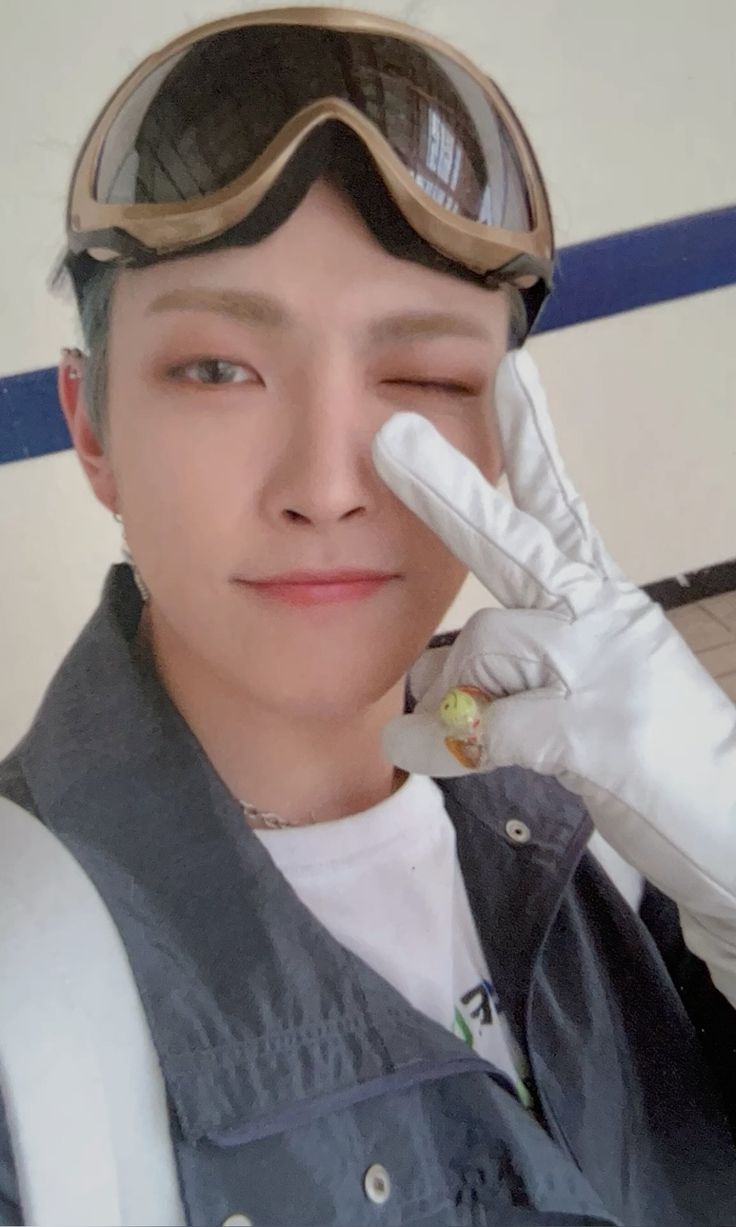 Hongjoong ATEEZ photocard from THANXX ver. Benefit