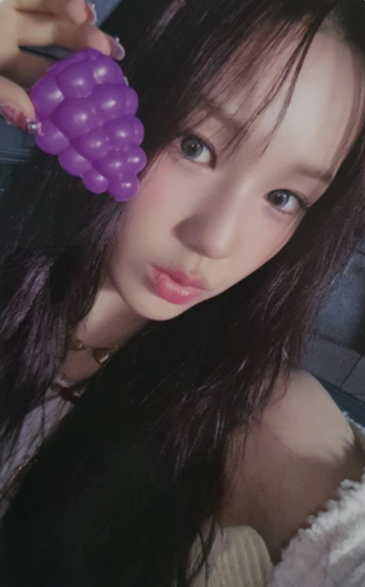 Ryu Sarang izna photocard from Lucky Draw
