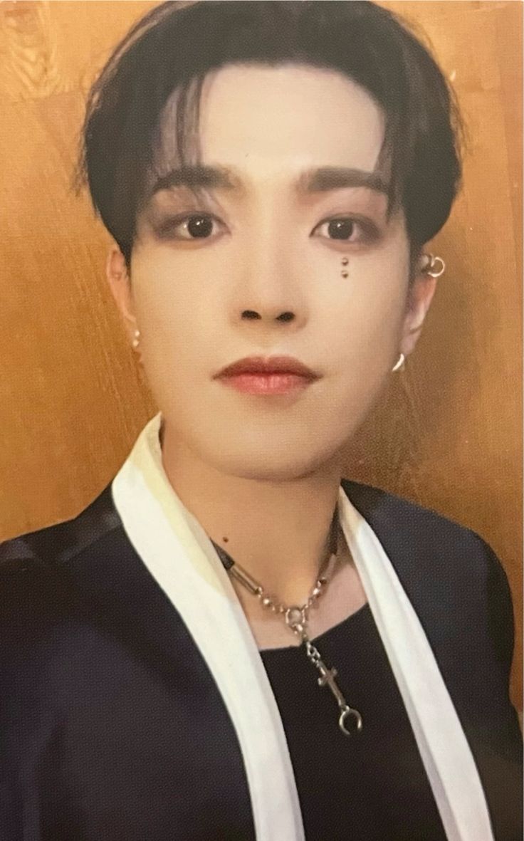 Hongjoong ATEEZ photocard - SPIN OFF:
FROM THE WITNESS Online