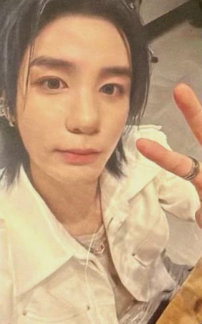 Leehan BOYNEXTDOOR photocard from Offline Benefit
