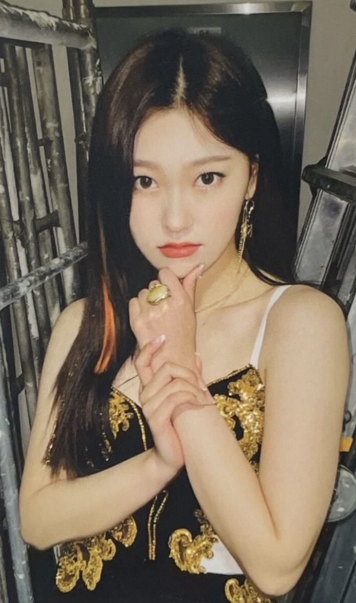 Choerry LOONA photocard from Photocard