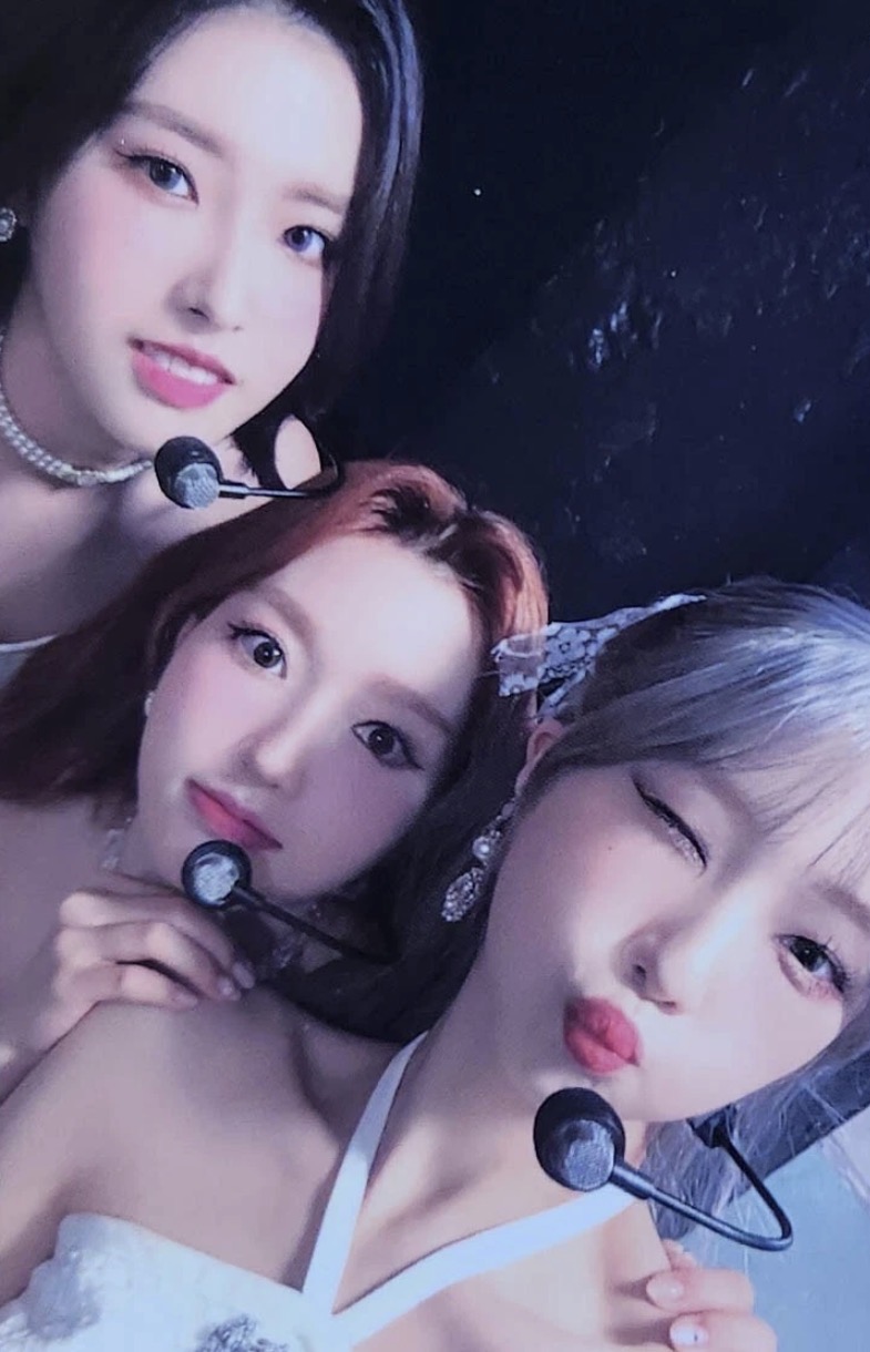 LOONATHEWORLD 1st World Tour Trading Cards