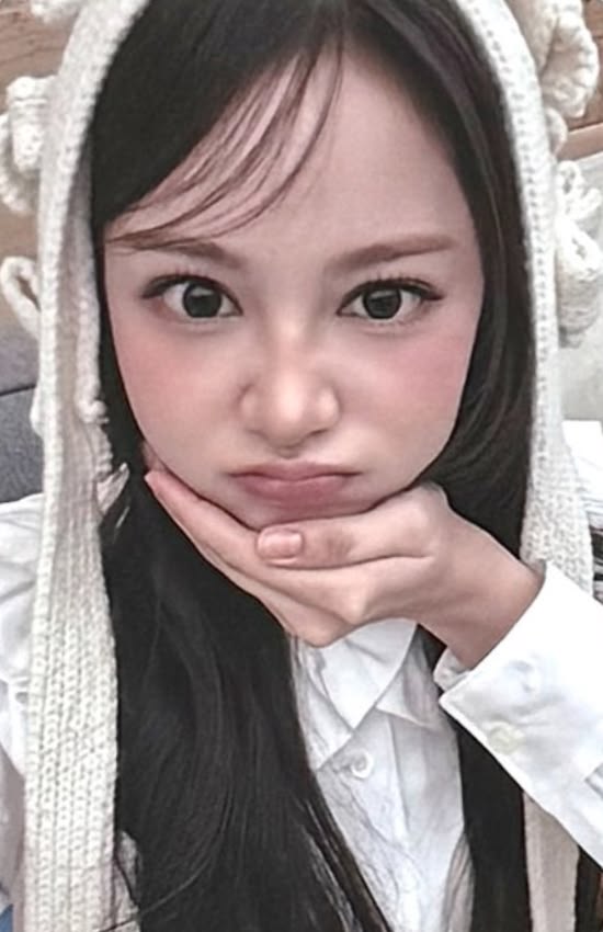 Carmen Hearts2Hearts photocard from Lucky Draw