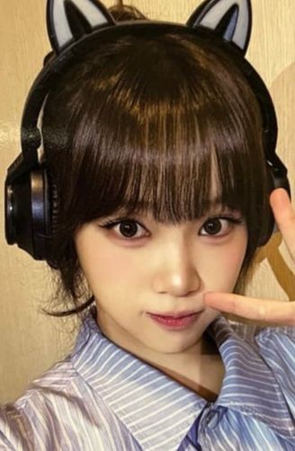Chaewon LE SSERAFIM photocard from Benefit