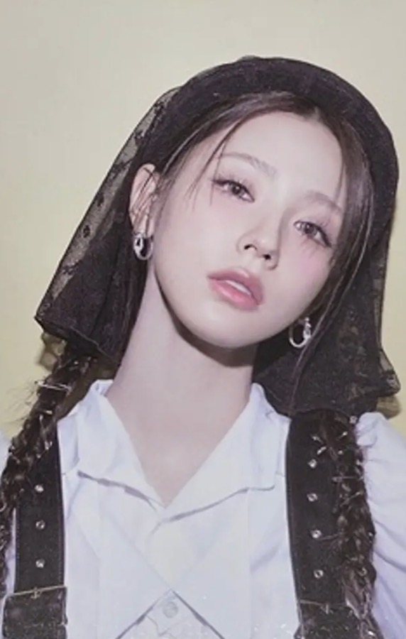 Miyeon I-DLE photocard from QR Card