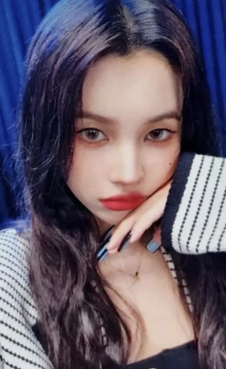 Soyeon I-DLE photocard - I feel Benefit