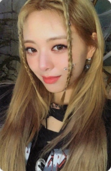 Yuna ITZY photocard from Preorder