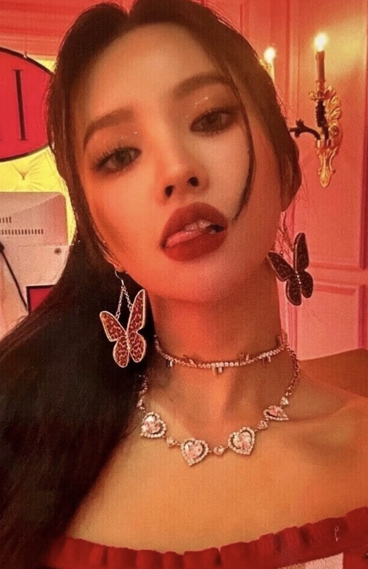 Soyeon I-DLE photocard from Benefit