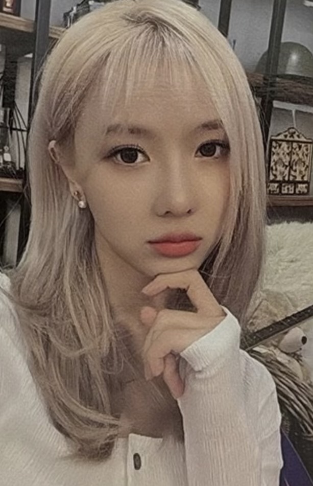 Yoohyeon Dreamcatcher photocard from Cafe Event Photocard Set