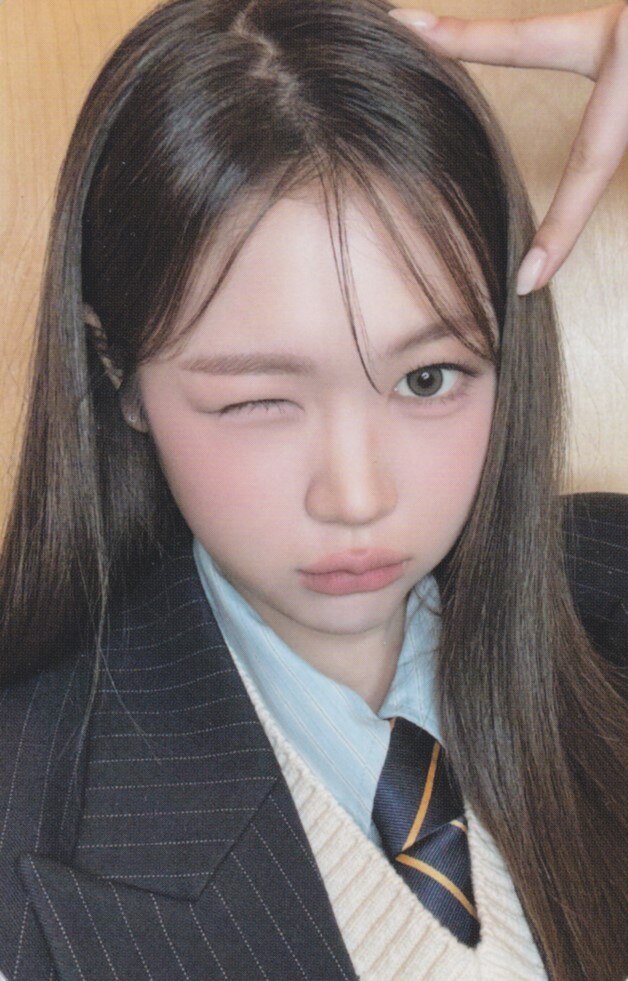Yeon Hearts2Hearts photocard Random Trading Card