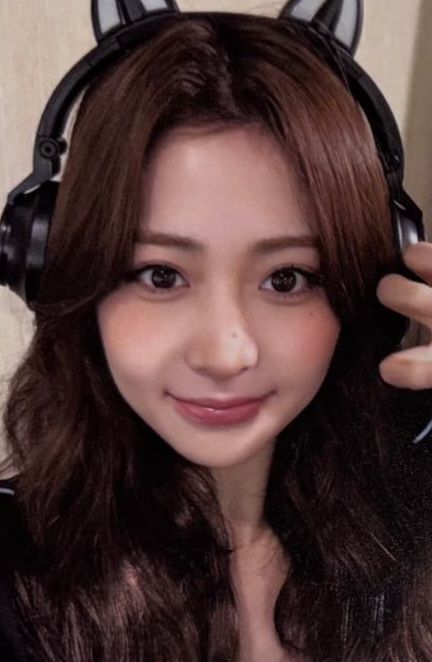 Yunjin LE SSERAFIM photocard from Benefit