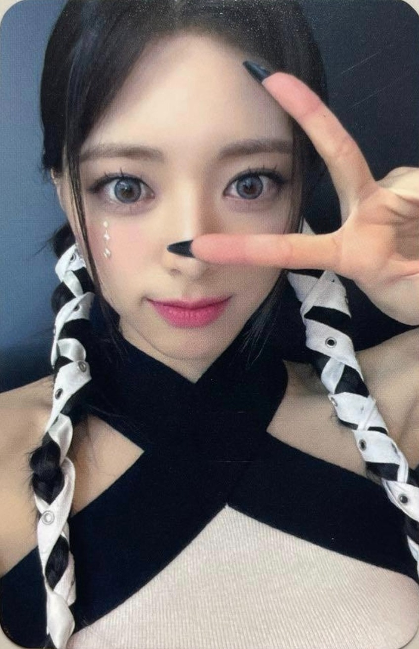 Yuna ITZY photocard from Benefit