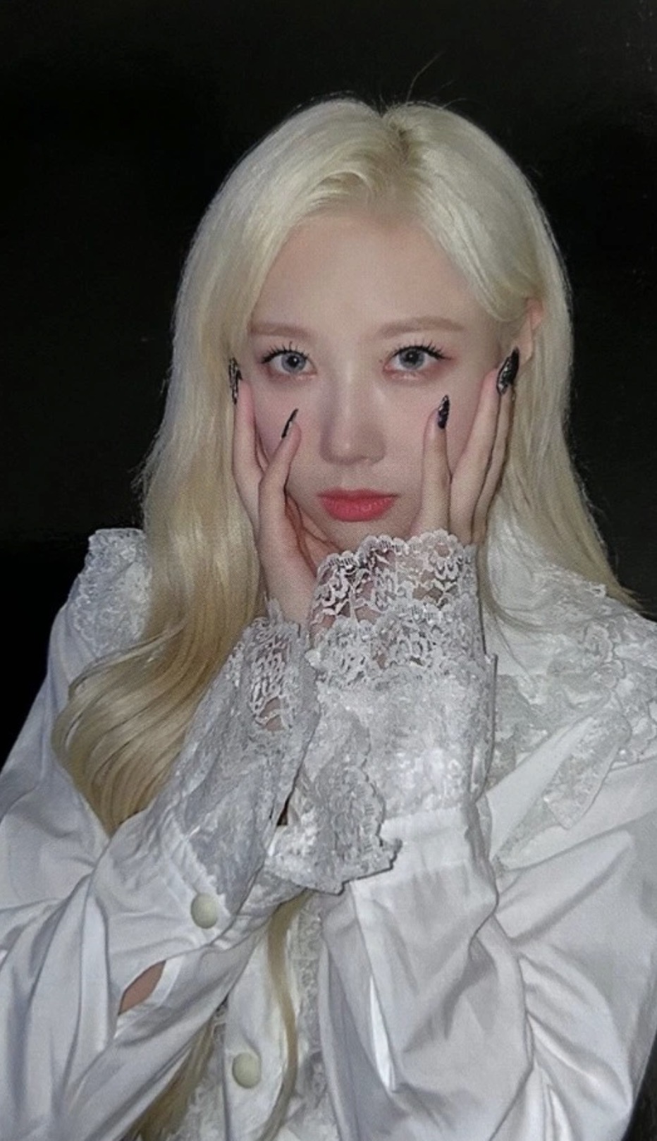 Handong Dreamcatcher photocard from Preorder Benefit