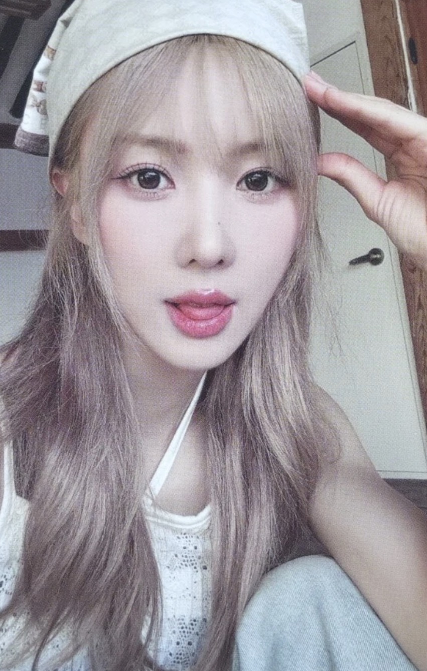 Yoohyeon Dreamcatcher photocard from Photocard Set - A Dream Holiday ver.