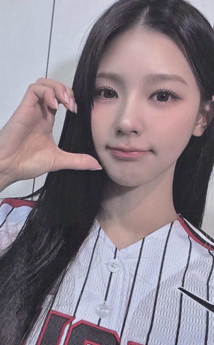 Miyeon I-DLE photocard from Photocard