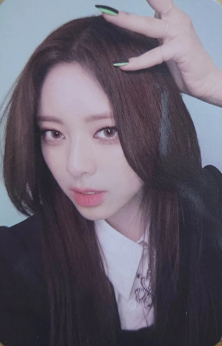 Yuna ITZY photocard from Photocard