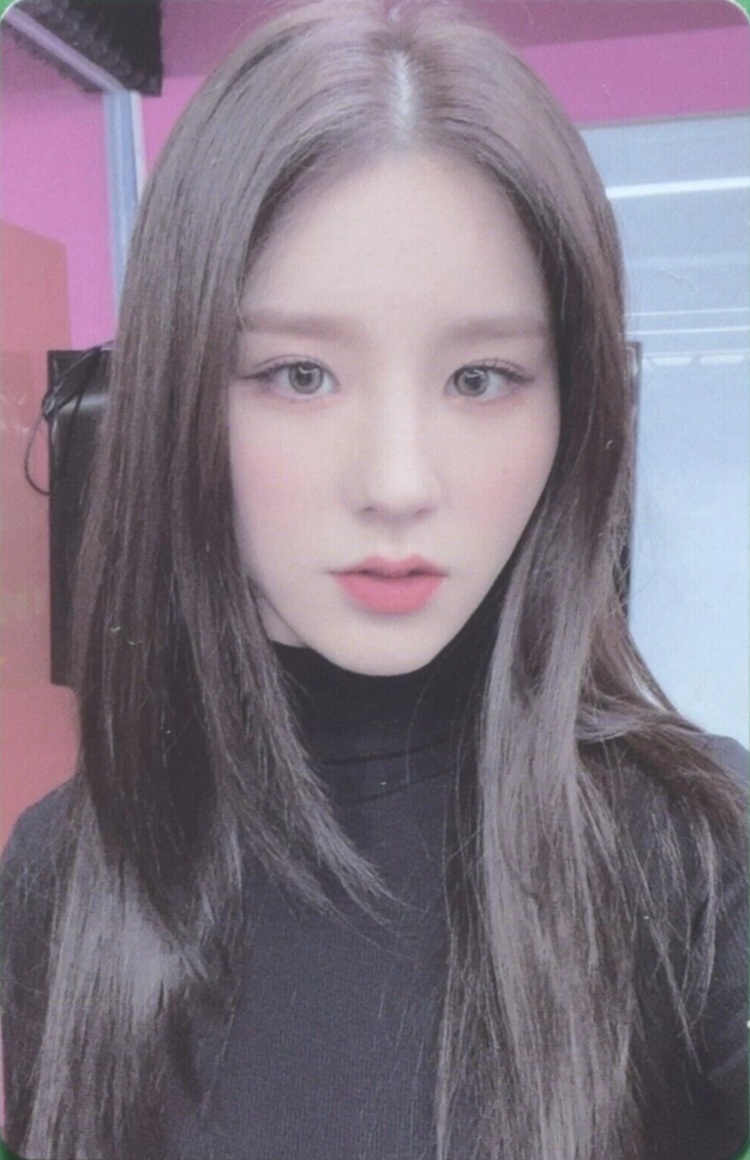 Heejin LOONA photocard from Trading Card Set