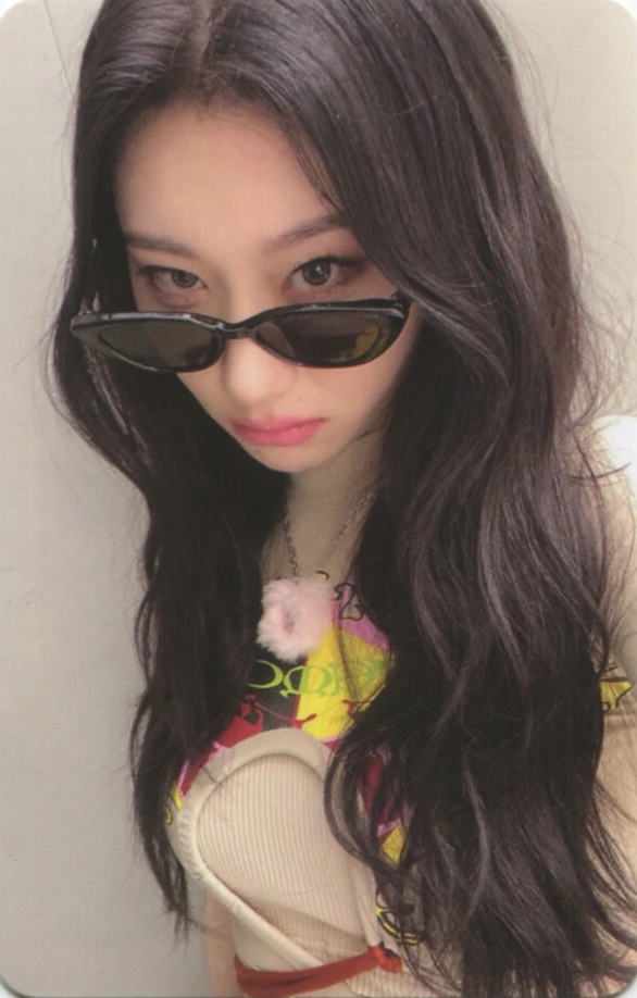 Chaeryeong ITZY photocard - Cheshire Photocard