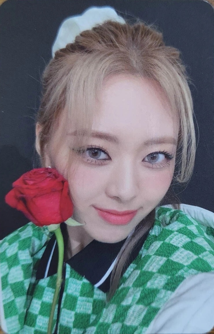 Yuna ITZY photocard - Cheshire Photocard