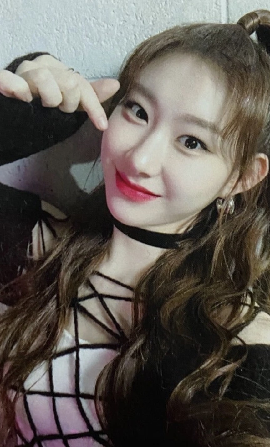 Chaeryeong ITZY photocard from Benefit