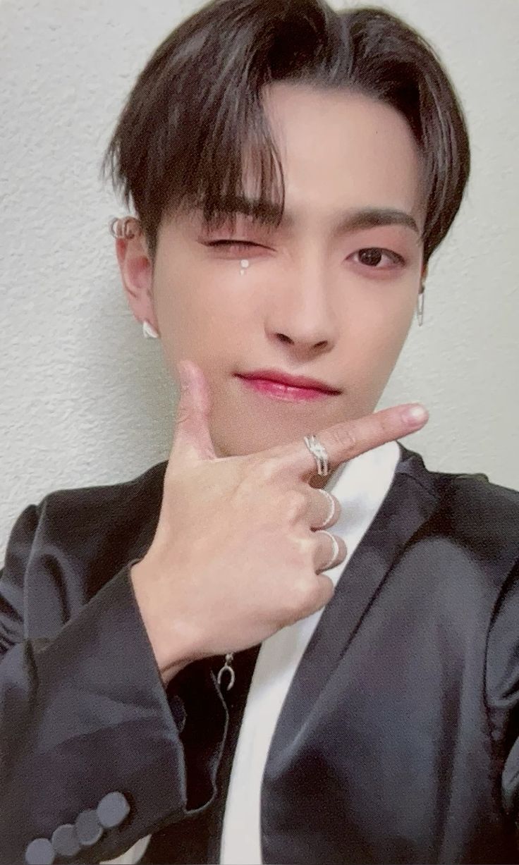 Hongjoong ATEEZ photocard from 1:1 Online