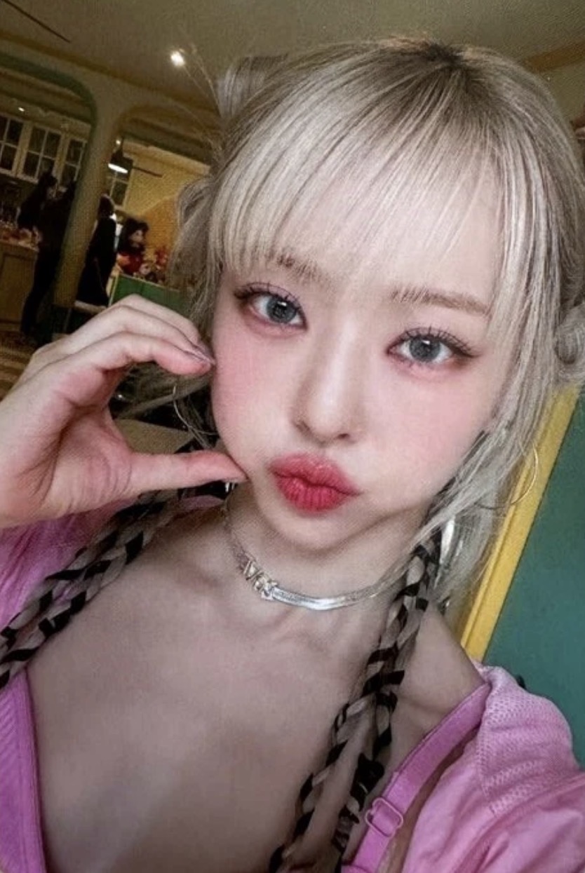 Vivi Loossemble photocard from Photocard