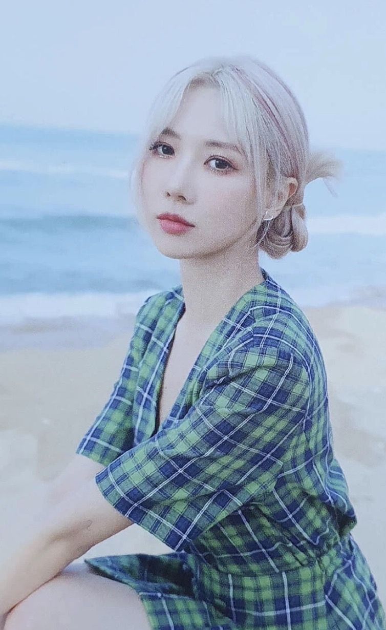 Yoohyeon Dreamcatcher photocard - Summer Holiday Photocard