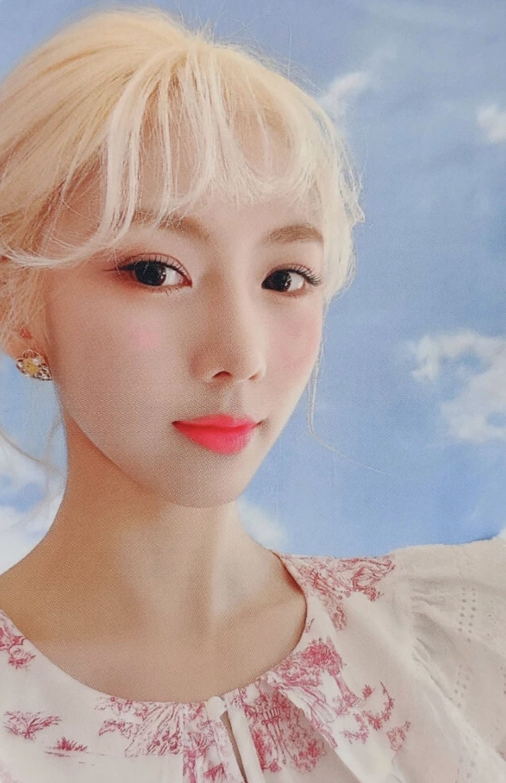 Yoohyeon Dreamcatcher photocard from Music Korea Preorder Benefit