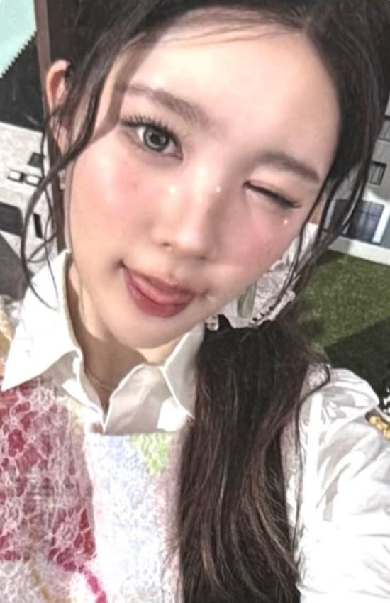 Ana Hearts2Hearts photocard from Lucky Draw