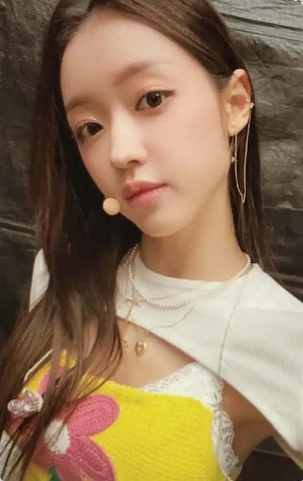 Yooa OH MY GIRL photocard from Showcase Benefit