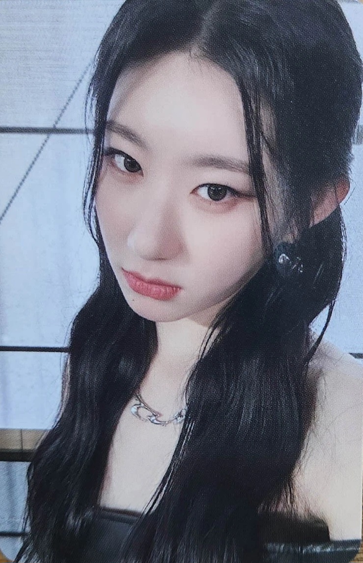 Chaeryeong ITZY photocard from Set Benefit