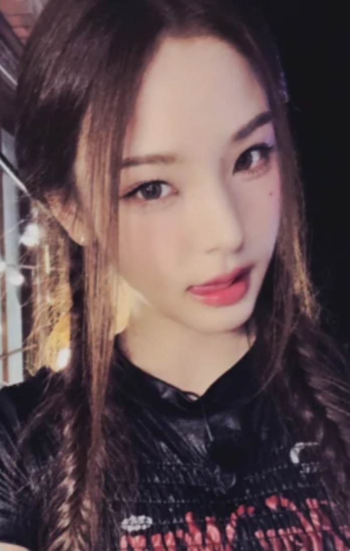 Mai izna photocard from Benefit