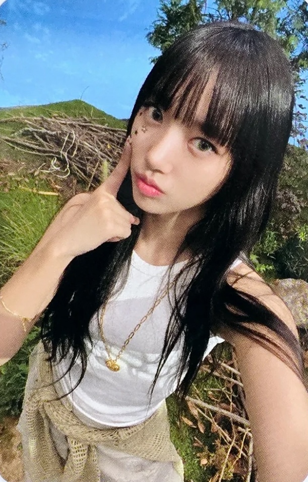 Sooin MEOVV photocard from Week 4