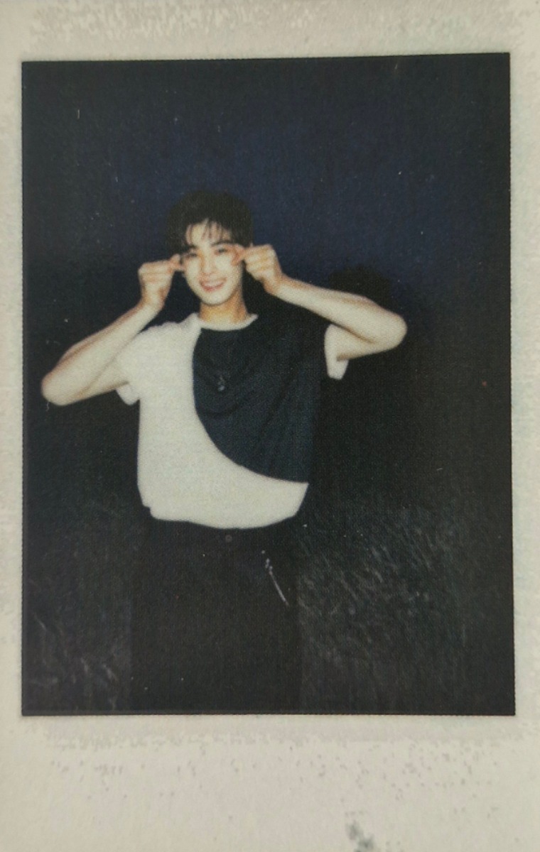 Random Polaroid Photocard