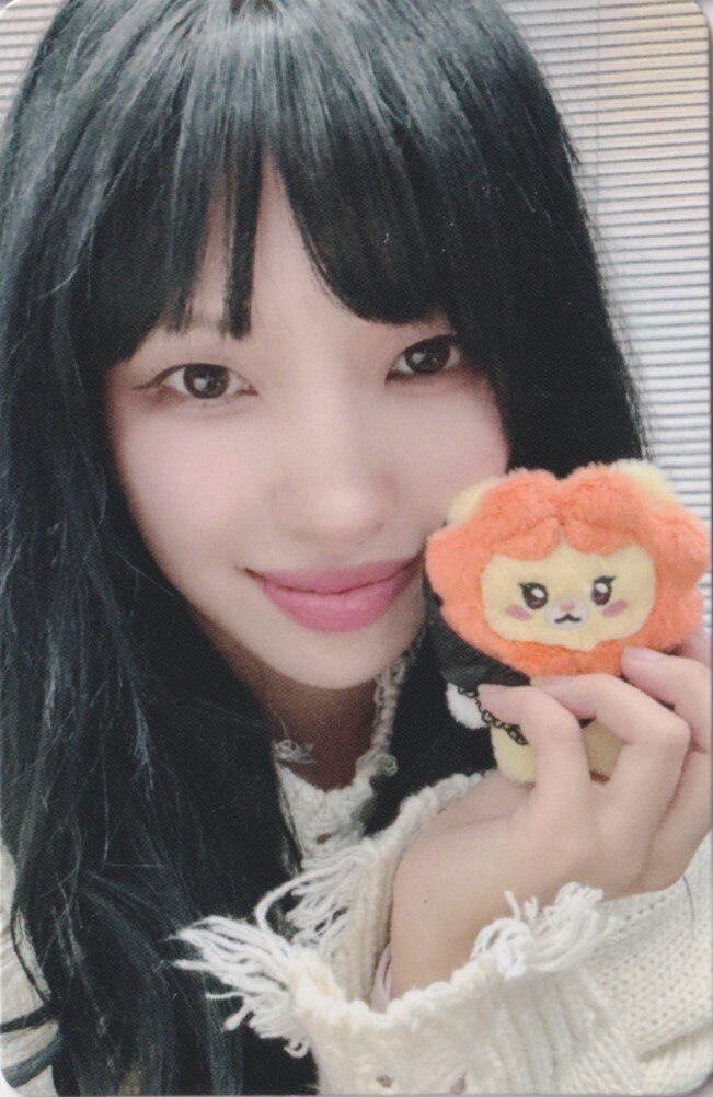 Soyeon I-DLE photocard from 5500¥ Purchase Benefit